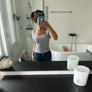 Snygg randig topp!!  - Superfin randig ribbad topp från GinaTricot med öppen rygg, är i väldigt bra skick då den inte kommit till användning💓 