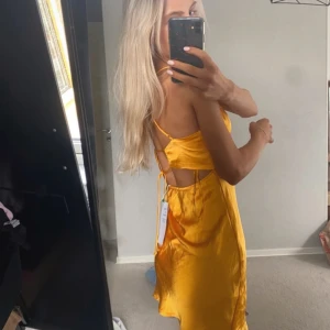 Siden klänning  - Siden klänning med prislapp kvar