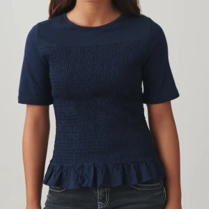 Smockad topp, Gina tricot - Helt ny, oanvänd med prislapp kvar❣️Populär smockad topp från Gina i storlek 158-164 men passar mig som vanligtvis har S (passar nog även XS-M)💗