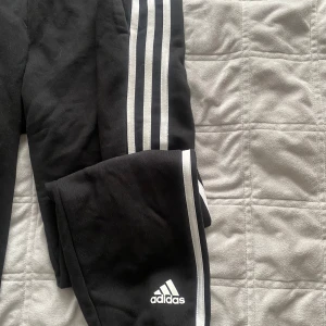 Adidas byxor - Ett par mjukisbyxor från adidas i storlek M. De är lågmidjade och i bra skick.