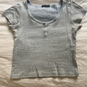 Söt Brandy Melville Topp - Passar som S eller XS  Säljas inte längre på Brandy Melville 💓 Priset diskuteras 