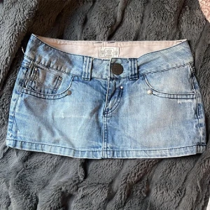 Lågmidjad jeanskjol - Jättefin jeanskjol som jag köpte nyss från en tjej på Plick. Kjolen var tyvärr för stor i midjan och säljer därför vidare. Midjemått: 42 cm Längd fram: 25 cm Längd bak: lite mindre än 28 cm (Inte mina bilder men det är bara att skriva om det önskas. 