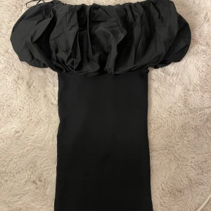 Svart klänning  - Svart skitsnygg puffklänning, HELT oanvänd skitsnygg till allt. Sista bilden är lånad för att visa hur den ser ut på! Pris går alltid förhandla 