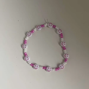 Egengjort pärlarmband  - Egengjort pärlarmband med rosa och vita pärlor