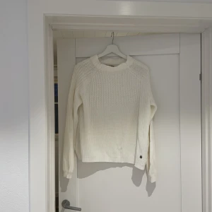 Stickad tröja - Säljer denna fina stickade tröjan från rabalder💕 använd en gång!