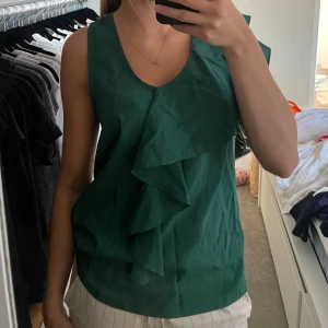 Grön volang topp  - Grön volang topp fint skick passar s 