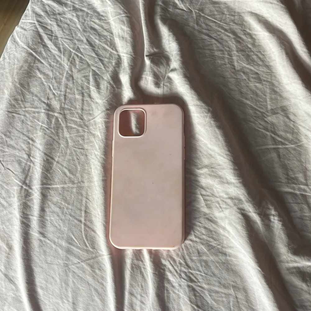 Ett rosa iphone 12 skal !!! Tvättar såklart skalen!!. Accessoarer.