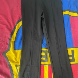 Svart kostymbyxor  - Skick är bra  har bara provat men de är för långa för mig som är 160.Byxorna är från bikbok