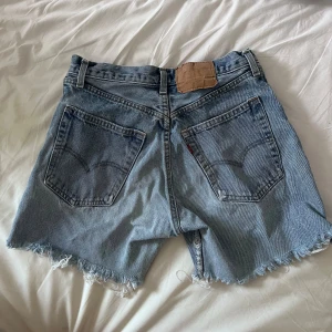 Levis jeansshorts  - Storleken syns inte längre då den är bortskavd men midjan är ca 37 cm rakt över. Skriv för fler mått eller bilder😎