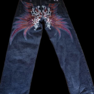 Snygga jeans med tryck där bak. Köpt på Plick för 400kr men säljer då jag endast änvänt dem ett fåtal gånger💋 - •Storlek- 32 •Innerbenslängd- 70 cm •Ytterbenslängd- 100 cm •Midjemåttet tvärs över- 40 cm