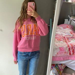 Rosa tjocktröja  - Säljer denna rosa tjocktröja då den inte kommer till användning💗 Köpt för 100 säljer för 30 Skriv om ni har frågor 💗