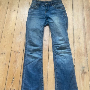 Mörkblå byxor säljs för 120kr - Byxorna är insydda i midjan och är i storlek xs-s, knappt använda!!