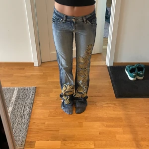Jeans med mönster - Rensat garderoben så säljer därför MASSOR med byxor i min profil!!! Bland annat dessa coola jeans i storlek 27, jättebra skick.🩷