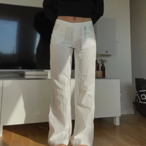Helt nya vita linnebyxor  - Helt nya vita lågmidjade linnebyxor från Bershka. Endast testade, prislapp kvar. Storlek 36/S. Fickor bak och fram. Jag är 1,68 för referens.