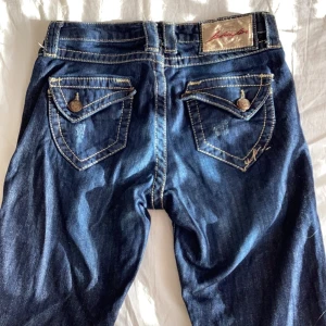 Lågmidjade flare jeans - Storlek 27 men passar även storlek 25-26💕