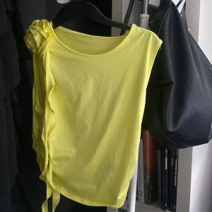 Gult Co-ord set  - Så satans snygg men tycker inte att gul passar mig. Ger dig sjukaste kurvorna som vänder en massa huvuden när du bär på den. 