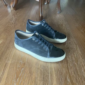 Lanvin skor - Navy - Navy Lanvin skor köpta på Lanvin i Milano för 4 500kr. Köpta förra hösten, och är ändå ägaren. Box, skopåse, kvitto och e-kvitto. Storlek: 42, uk 7. Skick: 8,5/10, fint skick. Kontakta oss för fler bilder eller info!🙌