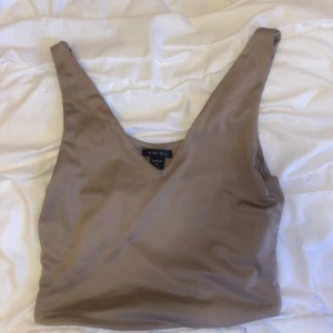 Beige topp och body från New Yorker - Säljer dessa två beiga tröjor från New Yorker, båda är i storlek S. Ena är en body och andra är en topp. Färgen skiljer sig lite få bodyn är snepet mörkare. Säljer båda för 50🩷