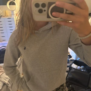 Ralph Lauren hoodie  - Säljer min fina Ralph Lauren hoodie som tyvärr börjar bli lite liten.  Den är i barnstorlek men passar storlek XS/S, för mig är den lite kort i armarna och sitter perfekt annars men jag föredrar lite större hoodies så säljer därför🥰jättefint skick