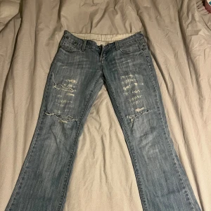 Low Waist bootcut jeans  - Säljer dom SNYGGASTE jeansen då dom tyvärr är försmå för mig🥲ett par Low Waist bootcut jeans som är så så så snygga och perfekt färg! skriv för måtten eller om du undrar över något annat! 💗kjedjan är även trasig!