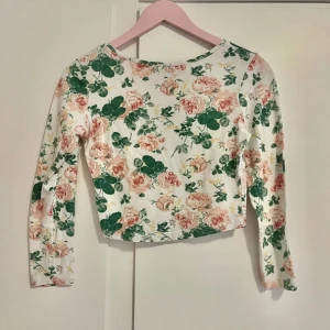 Blommig topp - Supersöt blommig långärmad topp☺️ bekväm och sön att ha på sig