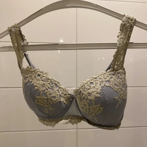 intimissimi bh - Använd några gånger även tvättat flera gånger men handtvättad. Säljer pga fel storlek. Den är fräsch fast den är lite knottrig på vissa ställen och den är lite uppflärpad vilket inte syns vid användning. Inte använd på flera månader. Storlek: 75 C