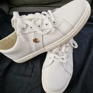 Ralph Lauren sneakers,storlek 40,passar till 39 också,vit färg,helt ny,bara provat 1 gg