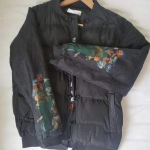 COOL svart puffer jacka  - I bra skick har kunnat anvönda den under vinter men passar bättre som sen höst jacka. Stl S-M 