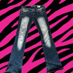 CRAZY AGE JEANS - Jätte fina crazy age jeans men tyvär är en ”lapp” på baksidan lös och dem har tappat en knapp där bak, skriv för mer info eller bilder!! De är köpta här på Plick säljer då de inte passade!💞 (Bilderna är lånade från gamla ägaren!)💞💞