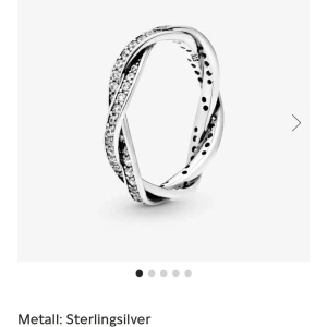 silver ring med diamanter  - Jag säljer denna ring för att den inte kommer till användning, den är i jätte fint skick och det är inga skador, ringen är äkta diamanterna med, pris kan diskuteras💕