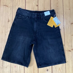 Svarta loose fit jeansshorts  - Helt nya aldrig använda storlek 158 gick inte att lämna tillbaka så säljer de här. Original pris: 200kr