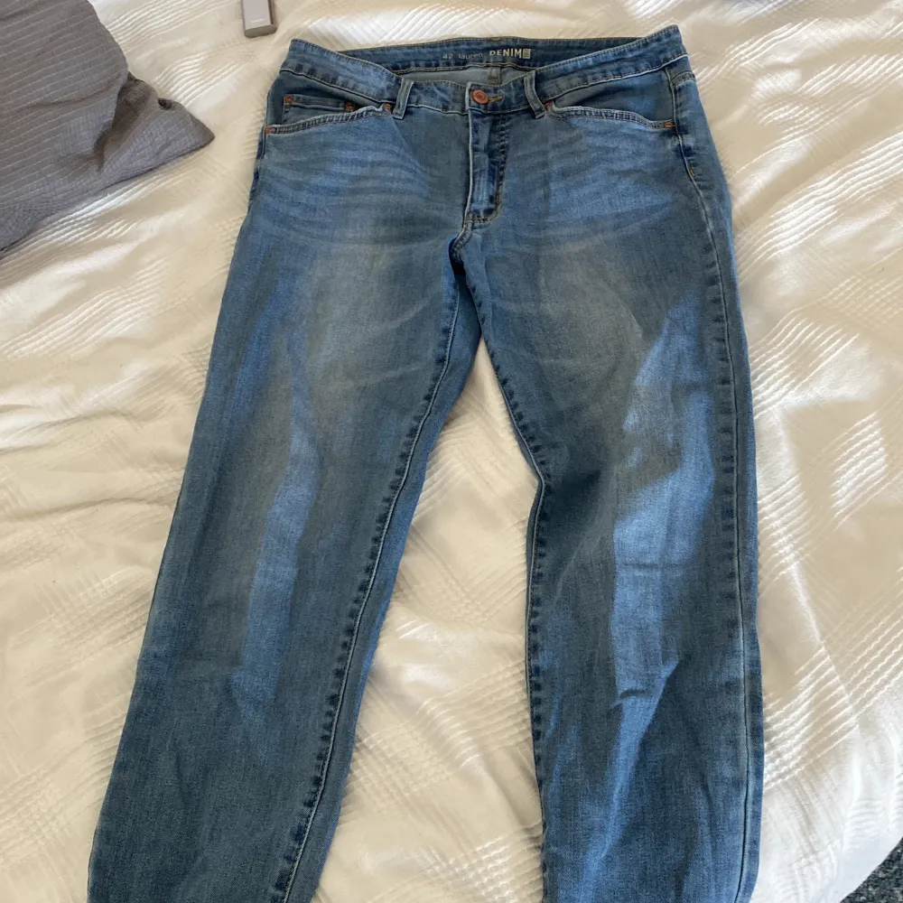 Säljer dessa blåa jeans. Jag skulle säga att de är mid waist/ high waist och modell loose fit.. Jeans & Byxor.