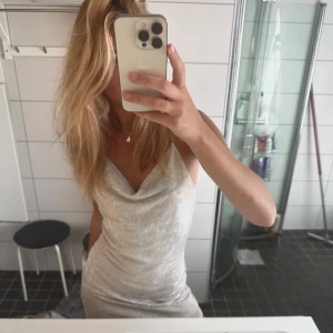 glitterklänning - supersnygg klänning i silver/glitter⭐️😻 skönt material och stretchigt. Kommer dock ej ihåg var jag köpte den, i stl xs-s