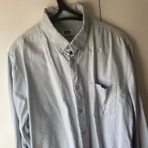 Weekday Skjorta  - En långärmad ljusblå Weekday skjorta med bröstficka | Storlek Medium | Gjord i 100% bomull | Fint skick 👍  Kolla in min profil för fler skjortor, pikétröjor och annat till bra pris!