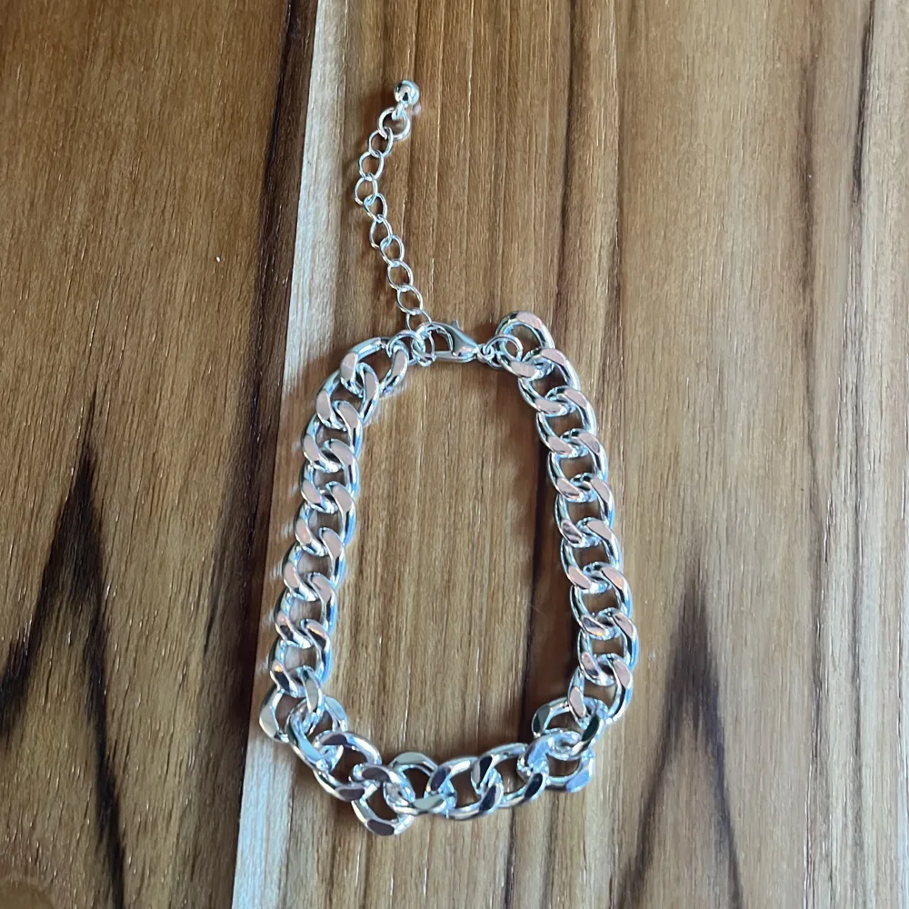 Ett silver armbandđ. Asusteet.
