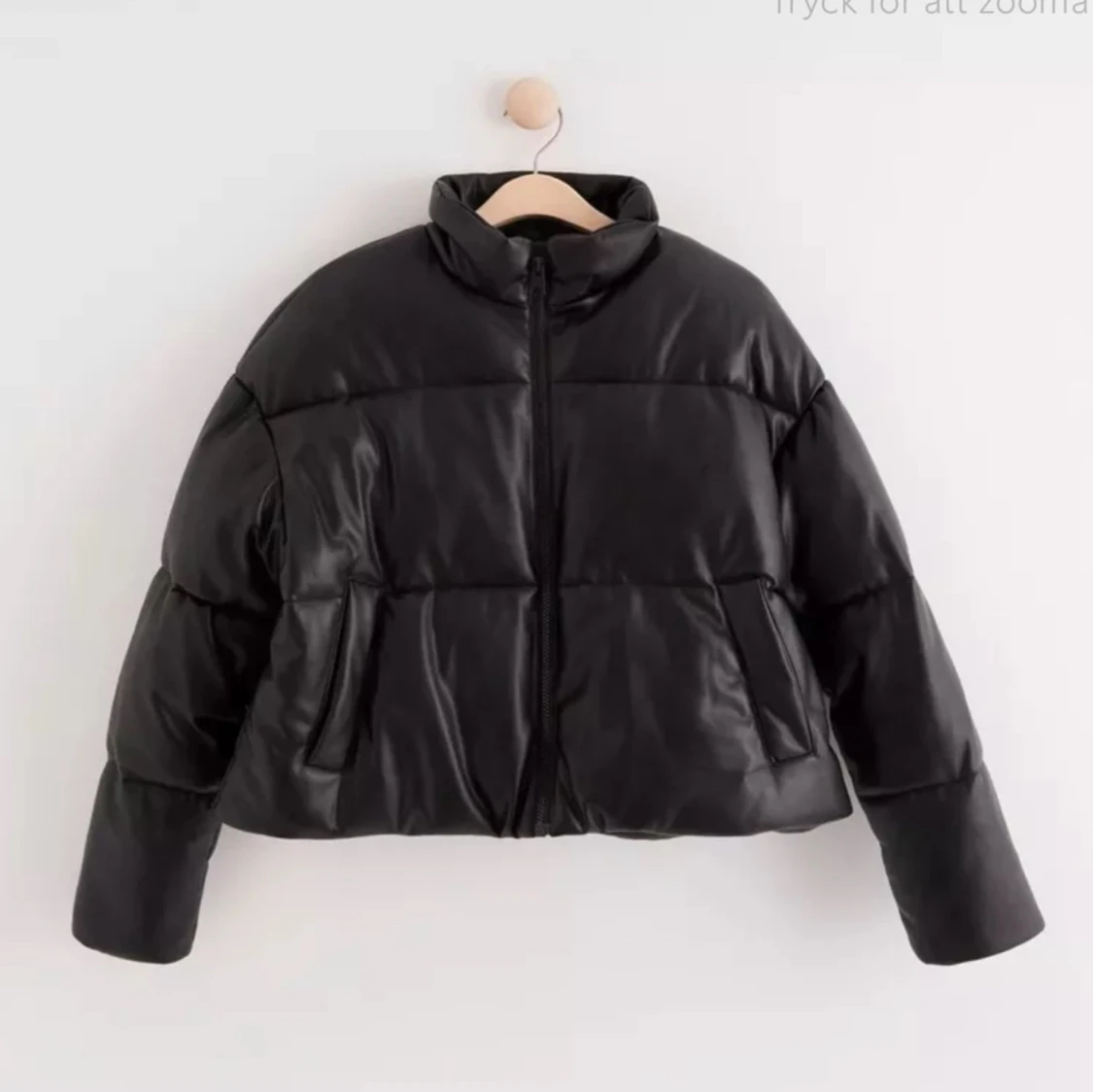 Vadderad jacka i läderimitation