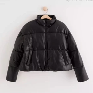 Vadderad jacka i läderimitation - Säljer min läder jacka från Lindex då jag knappt använder den. Jackan är i nyskick och passar perfekt till vintern. Priset kan diskuteras!