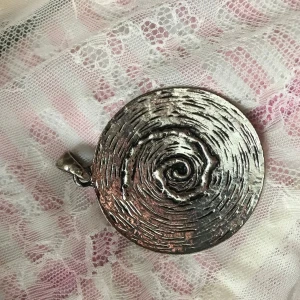 Silvrig berlock - Stor silvrig berlock, perfect som statement necklace för en mer simpel outfit. Tveka inte att ställa frågor. Priset är diskuterbart så lägg gärna prisförslag☺️