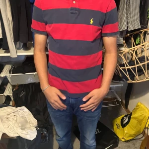 Polo Ralph lauren pikea - En riktig fett Polo Ralph lauren pikea i storlek M men passar S. Riktigt bra skick. Skriv för fler bilder.