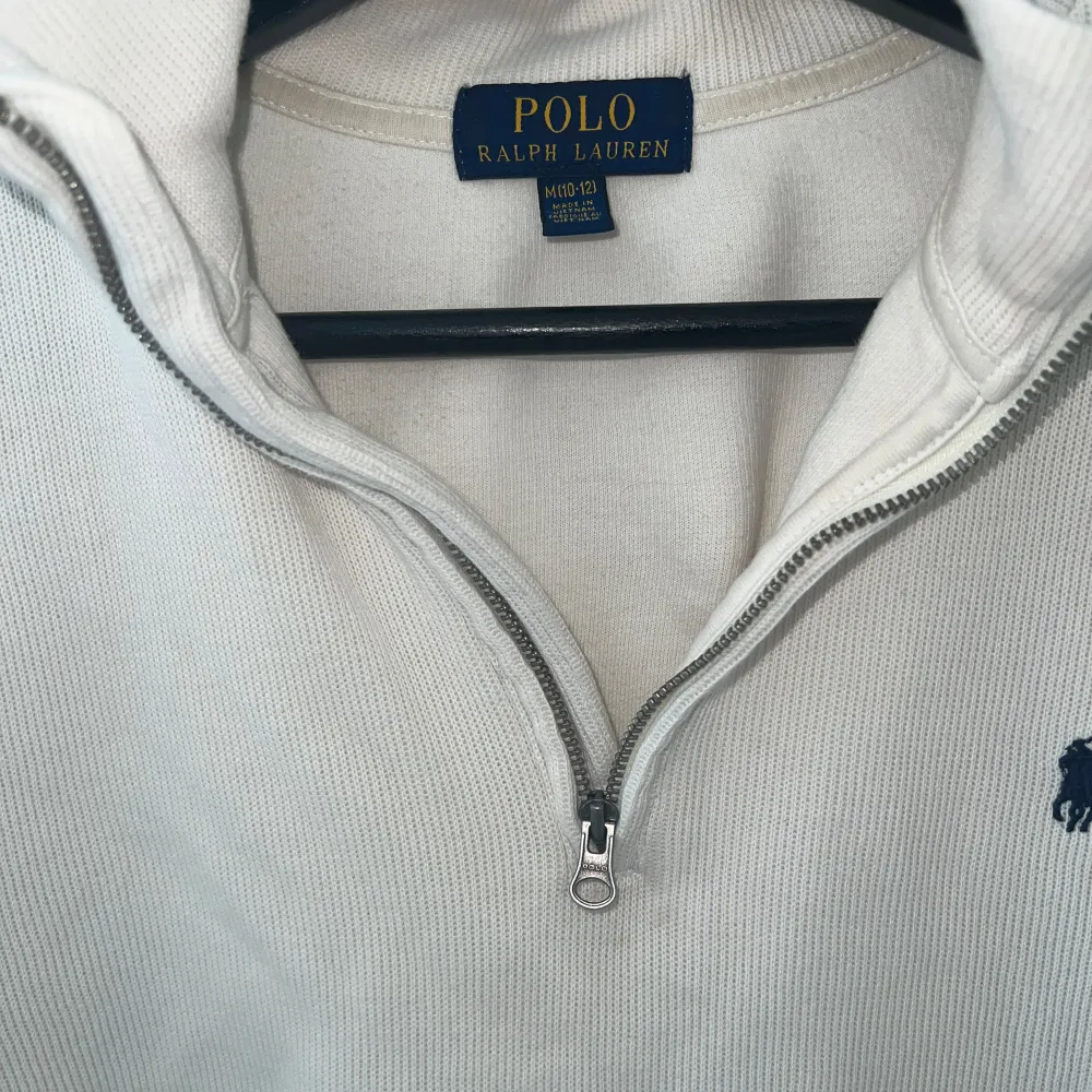 Riktigt snygg half zip från Ralph lauren. Storlek M kids. Färgen är off White så inte krispig utan lite mörkare. Tveka inte vid frågor . Tröjor & Koftor.