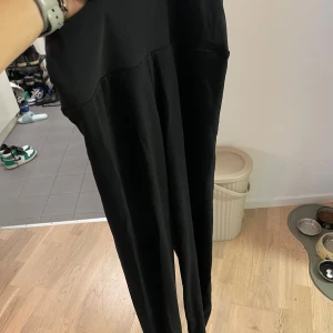 Konståkningstights Intermezzo - Svarta konståkningstights från Intermezzo i storlek M (passar 166-ca 173). Endast använda i 2 dagar. Kan vara katthåriga. Har hög midja och silikon så de stannar över hälen. Nypris 560kr.