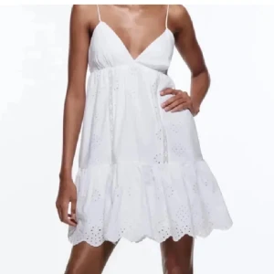 Zara klänning  - Hej! Jag säljer min zara trendig klänning i storlek M! Passar perfekt också S