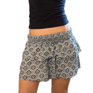 Volangkjol/topp - Volangkjol från gina tricot som även går att använda som topp. Endast använd en gång så i mycket bra skick. Stl 146/152 men passar stl XS 💞