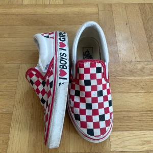 Vans skor - Lite sliten på ett ställe, bild 2. Röd och svart rutiga 