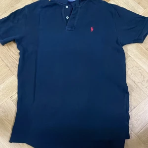 Ralph Lauren Piké - Helt bra skick, använt 2 gånger, jag vill sälja den för att den var köpt för stor. 