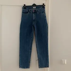 Lindex Nea mellanblå raka jeans storlek 36. 99% bomull och 1% elastan.   Superfint skick, endast använda ett fåtal gånger. 