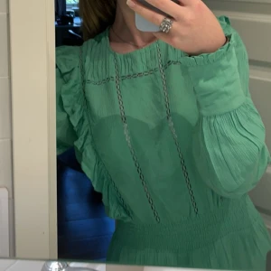 Neo Noir klänning - Säljer en av mina favoritklänningar från Neo Noir🍀 Storlek 38 men passar mig som normalt är 36. 