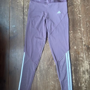 Träningstights - Nya träningstights från adidas med lapp kvar. Jättesnygga på med fel storlek för mig tyvärr. Se bild 3 för rättvis bild på färgen☺️ Nypris 549kr