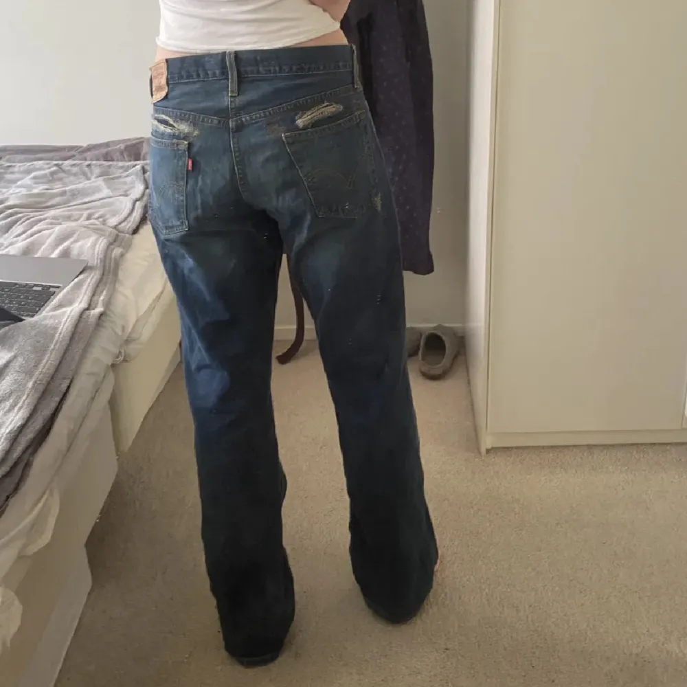 Jeans jag har köpt här på Plick. För stora för mig så använder de i princip aldrig. Skriv för mått🩷. Jeans & Byxor.