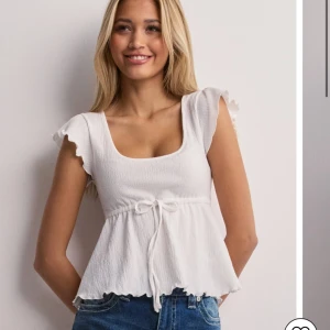 Blus från Nelly 🩷 - Säljer denna blus från Nelly, använd 1 gång och supergullig med rosett på magen 🩷 Storlek M men skulle säga s-m beroende på hur man vill att den ska sitta, hör av er om egna bilder!🩷 Kostade 279, säljer för 189